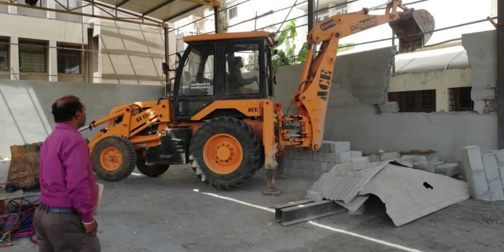 BREAKING NEWS: BBMP demolishing unauthorized shed in Sector 5 5